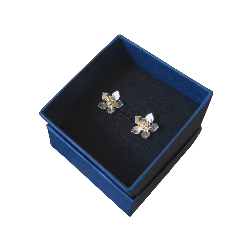 Flower earrings with red gold pins.