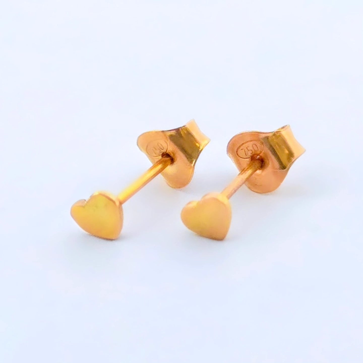 Exklusiva hjärtörhängen i 18 karat guld med elegant, polerad yta – perfekt som romantisk gåva eller lyxig accessoar.
loading=