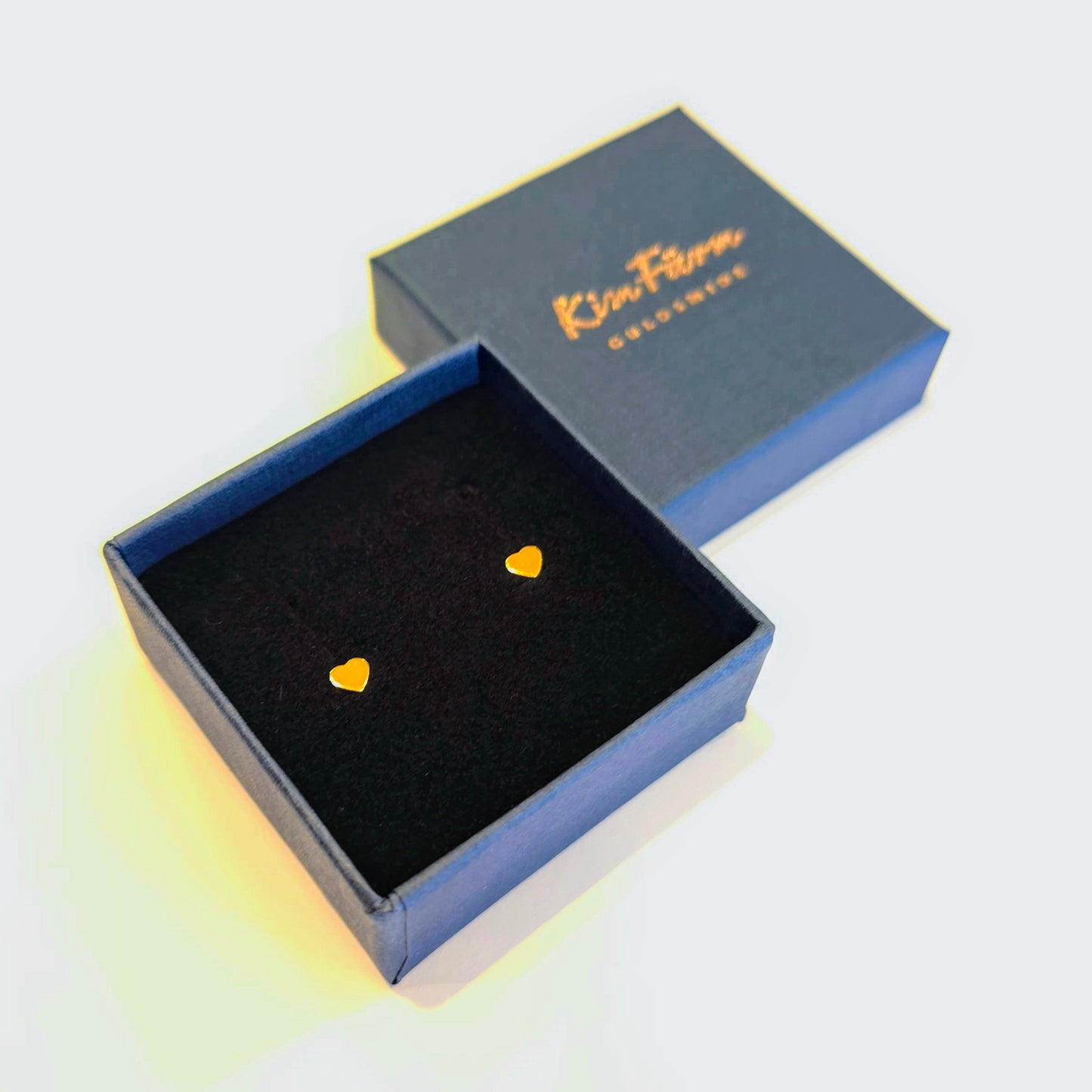 Exklusiva hjärtörhängen i 18 karat guld med elegant, polerad yta – perfekt som romantisk gåva eller lyxig accessoar.
loading=