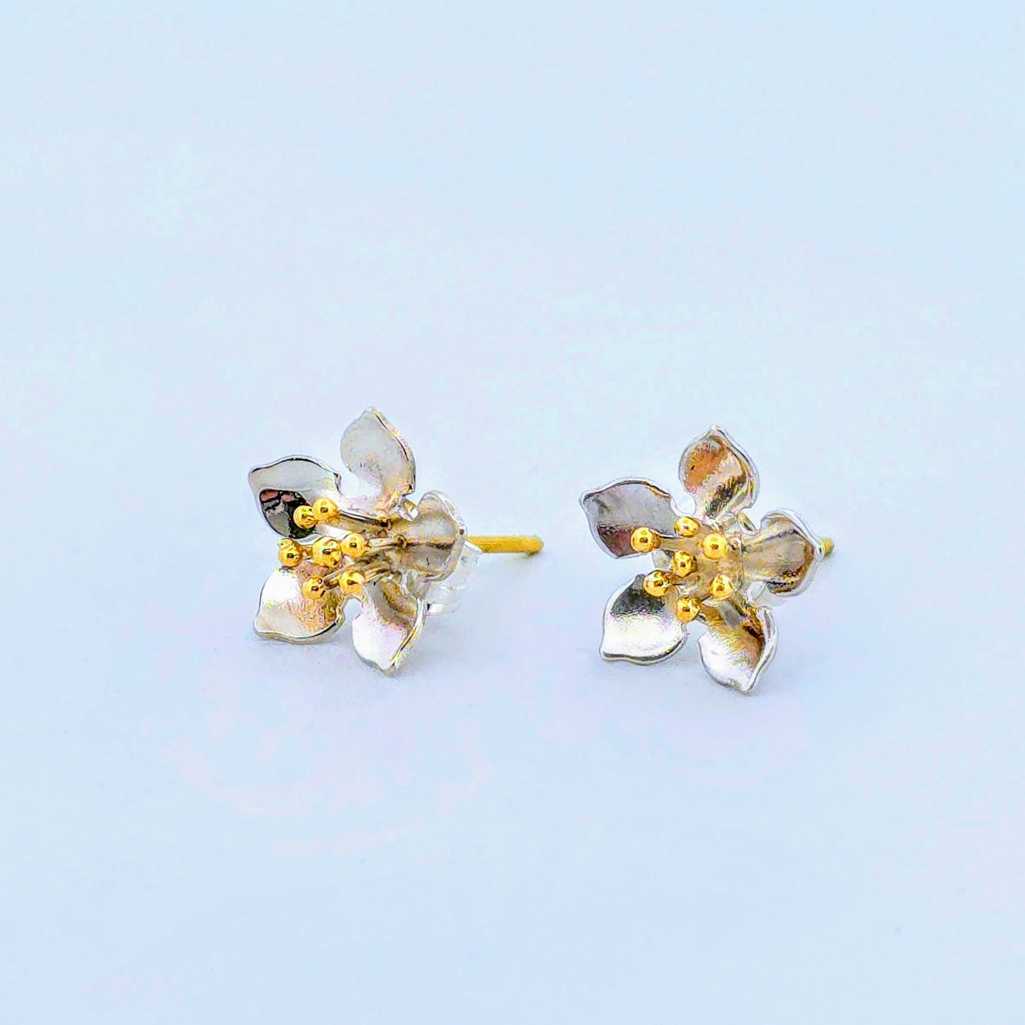 Flower earrings with red gold pins.