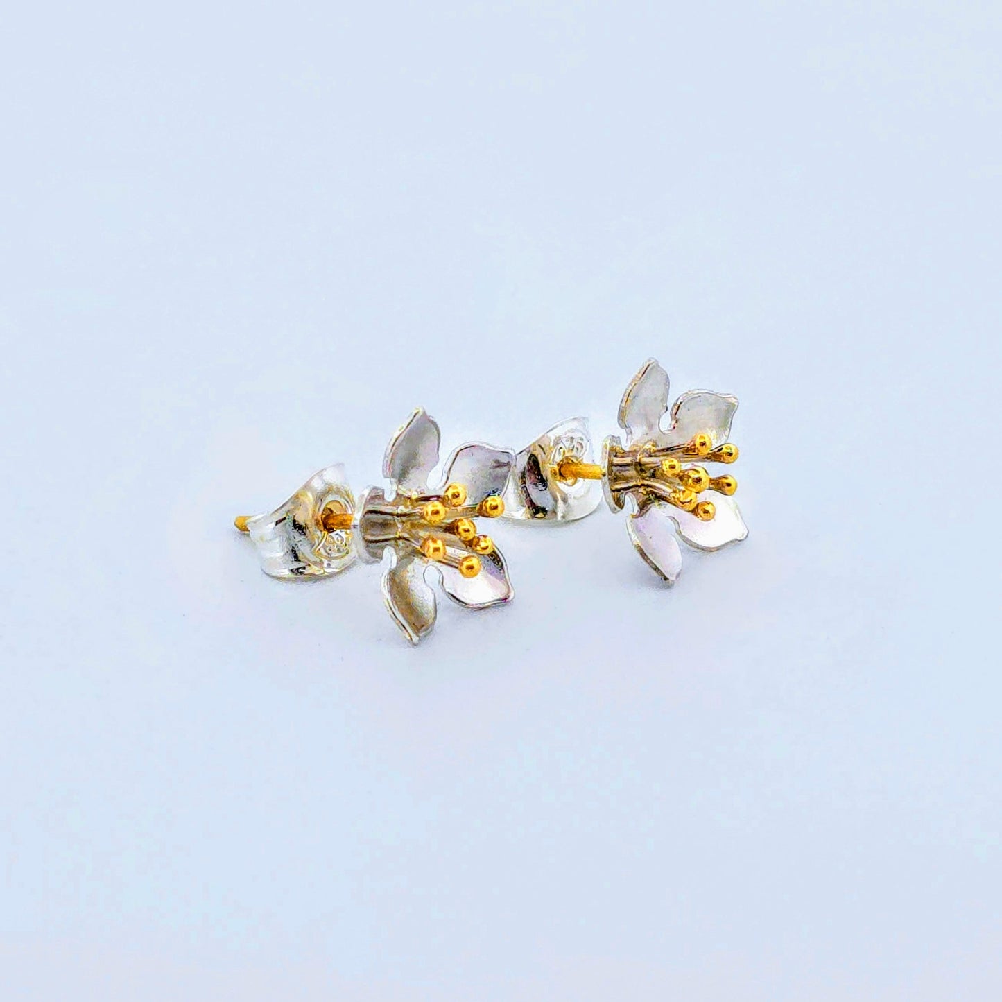 Flower earrings with red gold pins.