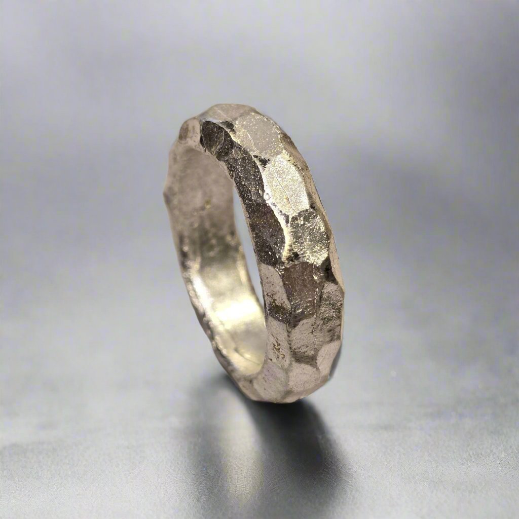 Handgjorda ringar i silver och guld – unika och tidlösa.