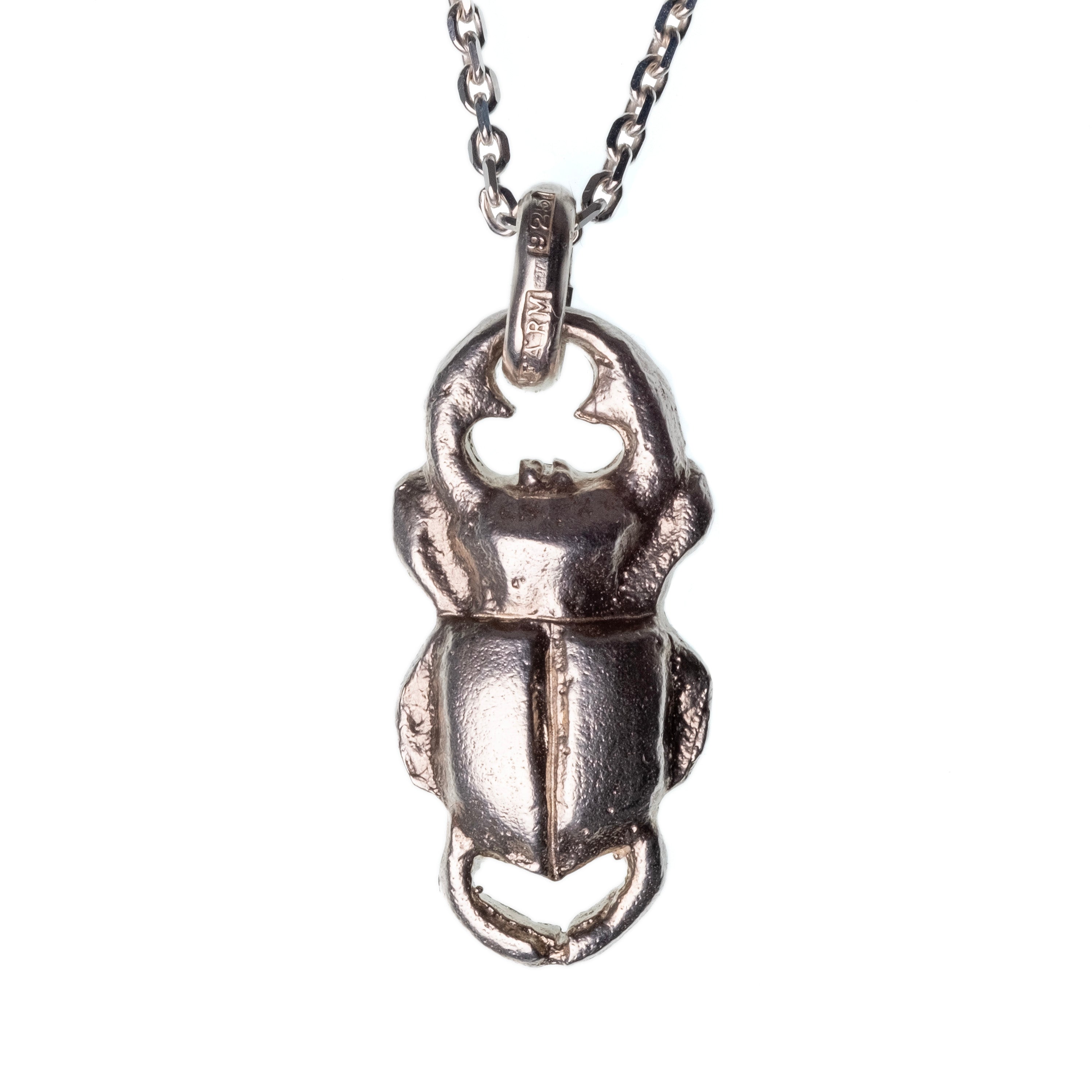 Stilfullt hängsmycke i äkta silver i form av en ekoxe – unik design och perfekt present för naturälskare och djurentusiaster.