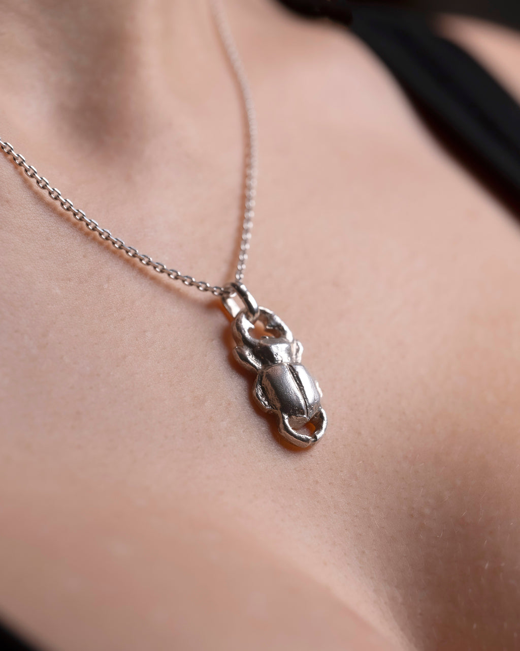 Stilfullt hängsmycke i äkta silver i form av en ekoxe – unik design och perfekt present för naturälskare och djurentusiaster.