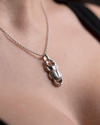 Stilfullt hängsmycke i äkta silver i form av en ekoxe – unik design och perfekt present för naturälskare och djurentusiaster.