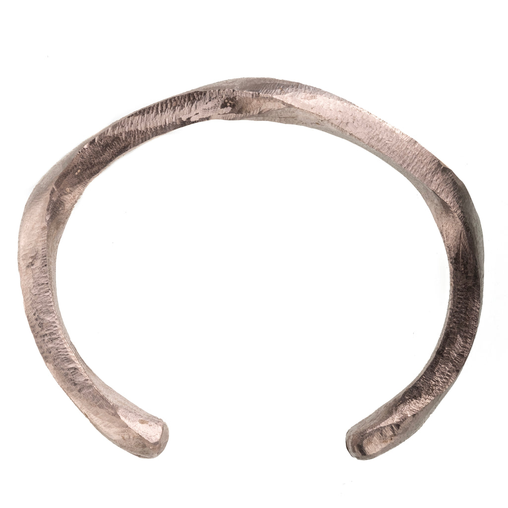 Elegant armband i äkta silver med tidlös design – perfekt smycke för både vardag och fest eller som en present till honom eller henne.