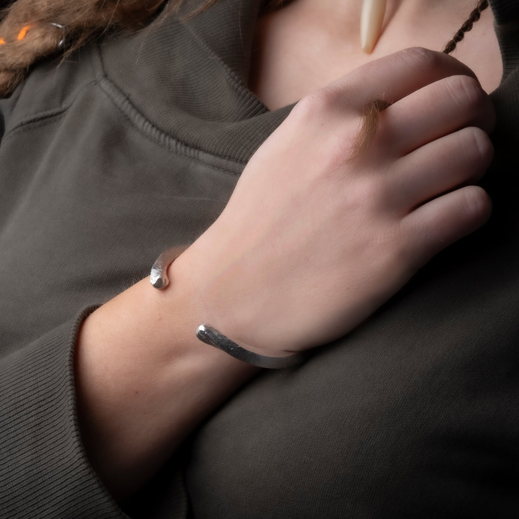 Elegant armband i äkta silver med tidlös design – perfekt smycke för både vardag och fest eller som en present till honom eller henne.