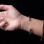 Elegant armband i äkta silver med tidlös design – perfekt smycke för både vardag och fest eller som en present till honom eller henne.