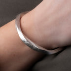 Elegant armband i äkta silver med tidlös design – perfekt smycke för både vardag och fest eller som en present till honom eller henne.