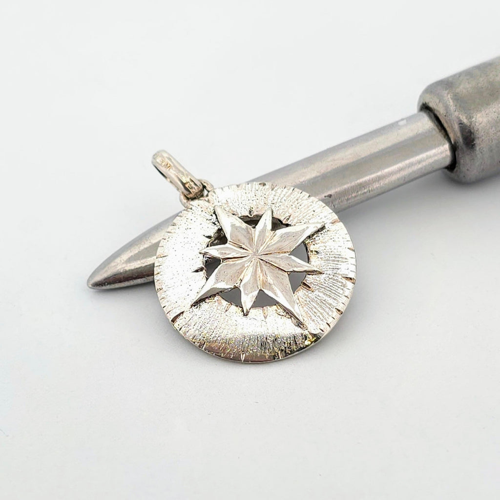 Elegant hängsmycke i äkta silver i form av en kompass – en tidlös och symbolisk present till honom eller henne för vardag, resor och speciella tillfällen.