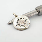 Elegant hängsmycke i äkta silver i form av en kompass – en tidlös och symbolisk present till honom eller henne för vardag, resor och speciella tillfällen.