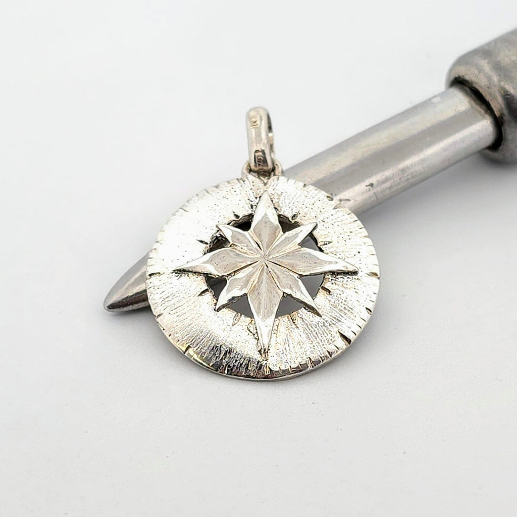 Elegant hängsmycke i äkta silver i form av en kompass – en tidlös och symbolisk present till honom eller henne för vardag, resor och speciella tillfällen.