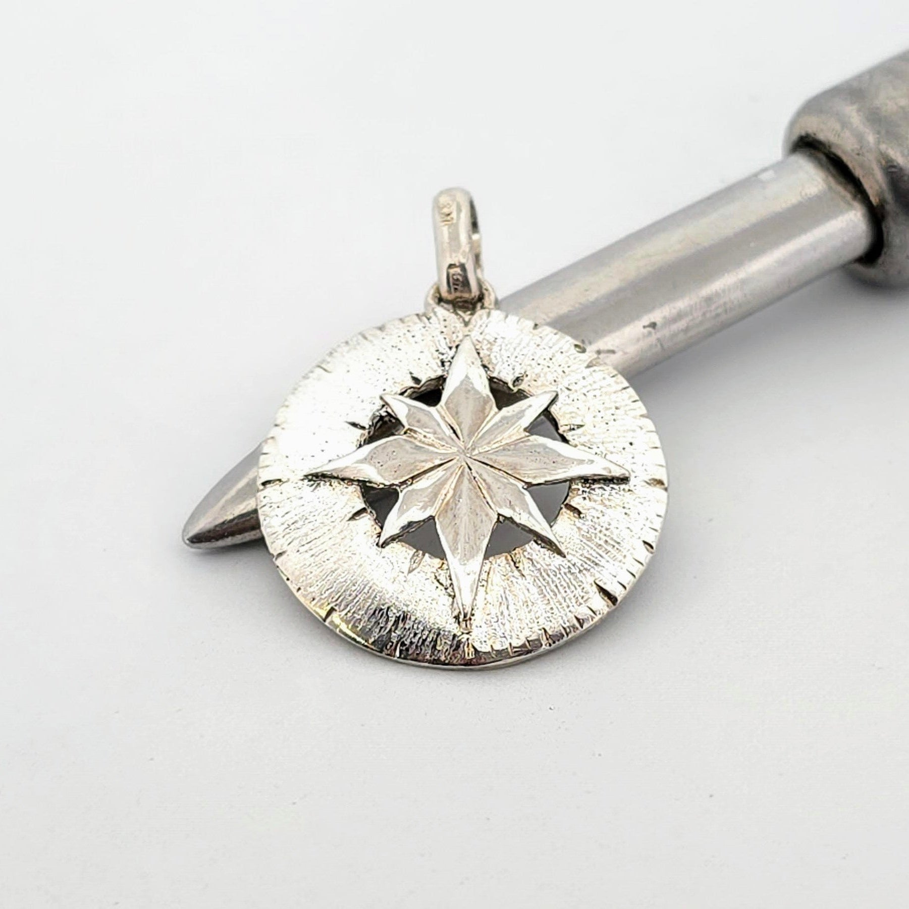 Elegant hängsmycke i äkta silver i form av en kompass – en tidlös och symbolisk present till honom eller henne för vardag, resor och speciella tillfällen.