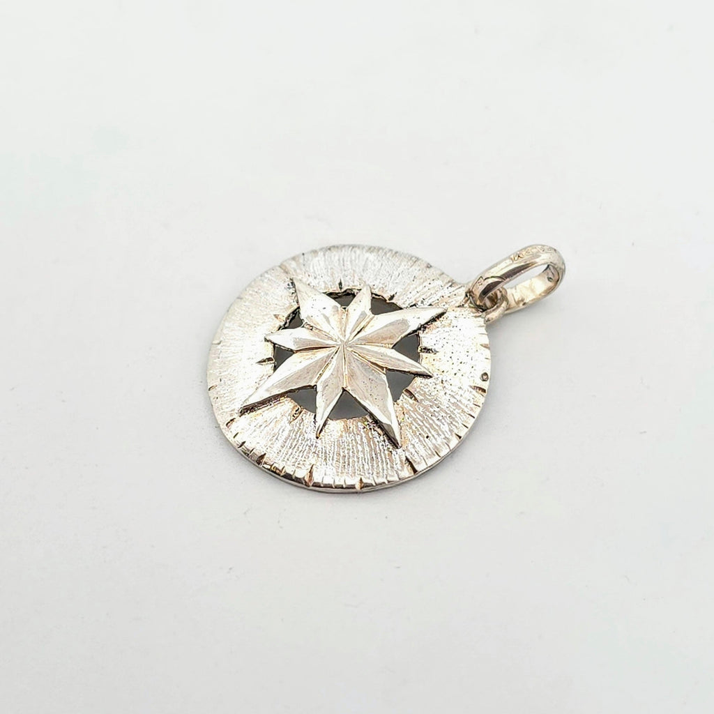 Elegant hängsmycke i äkta silver i form av en kompass – en tidlös och symbolisk present till honom eller henne för vardag, resor och speciella tillfällen.