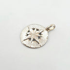 Elegant hängsmycke i äkta silver i form av en kompass – en tidlös och symbolisk present till honom eller henne för vardag, resor och speciella tillfällen.