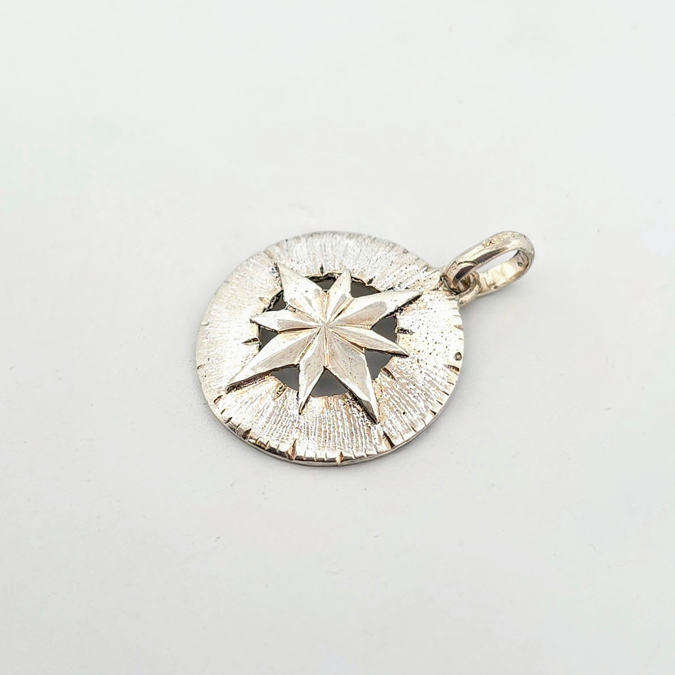 Elegant hängsmycke i äkta silver i form av en kompass – en tidlös och symbolisk present till honom eller henne för vardag, resor och speciella tillfällen.