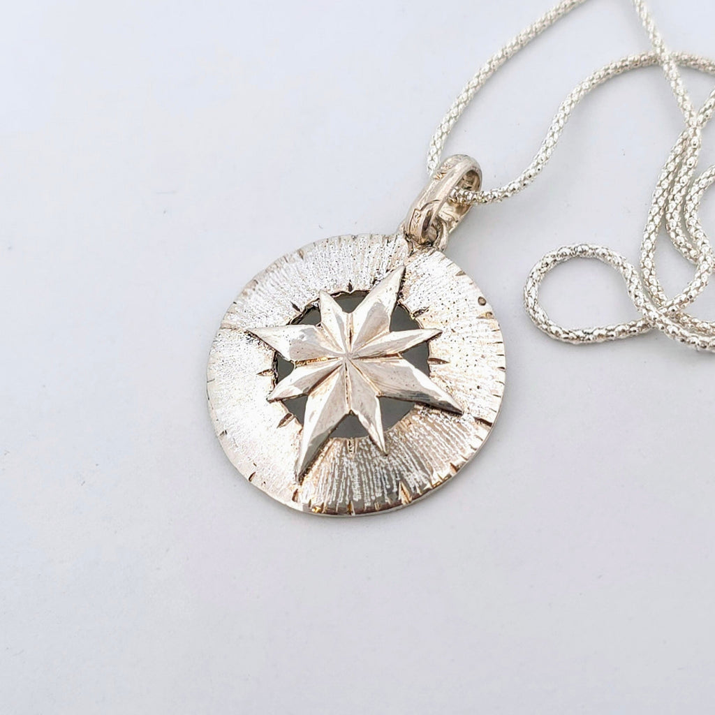 Elegant hängsmycke i äkta silver i form av en kompass – en tidlös och symbolisk present till honom eller henne för vardag, resor och speciella tillfällen.