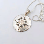 Elegant hängsmycke i äkta silver i form av en kompass – en tidlös och symbolisk present till honom eller henne för vardag, resor och speciella tillfällen.