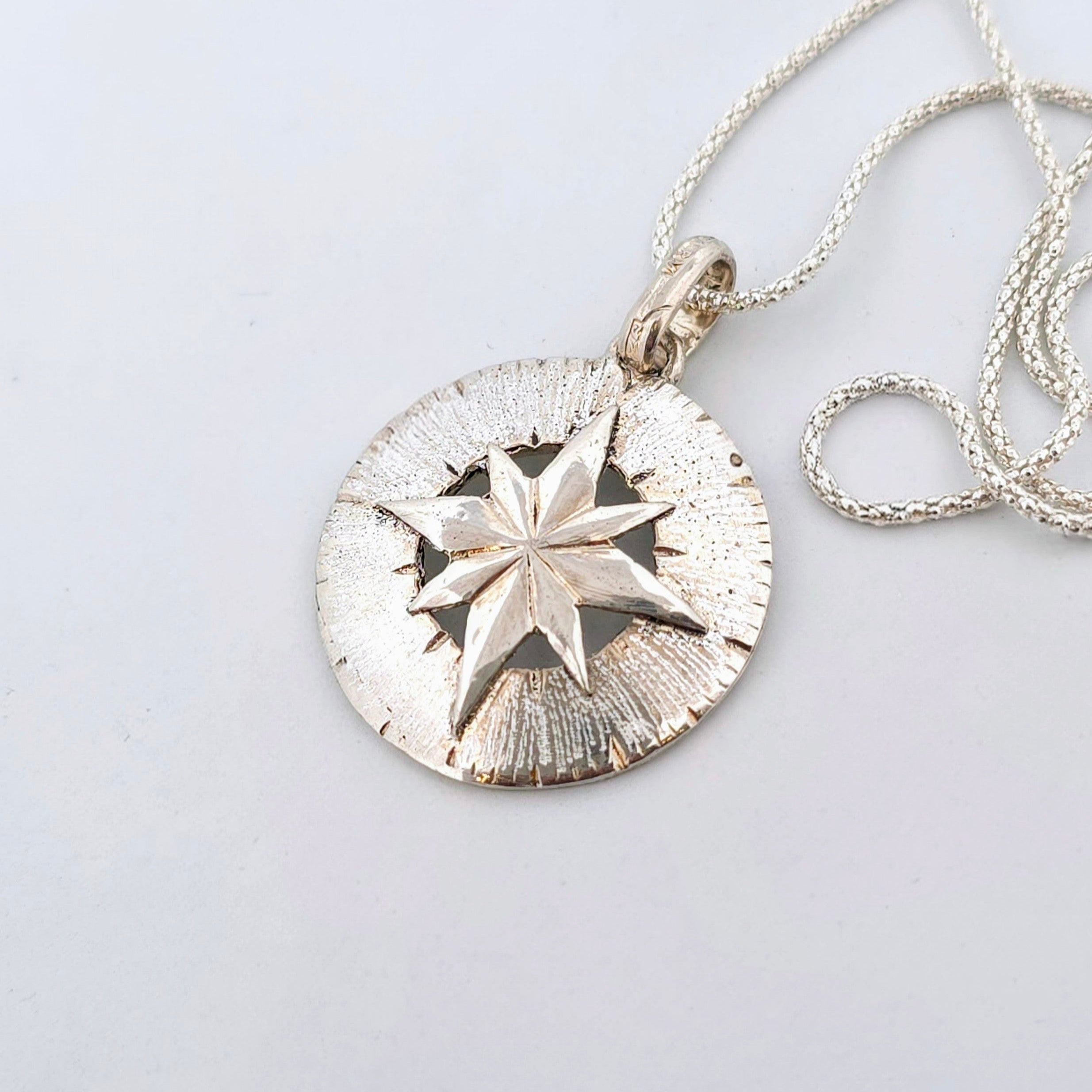 Elegant hängsmycke i äkta silver i form av en kompass – en tidlös och symbolisk present till honom eller henne för vardag, resor och speciella tillfällen.