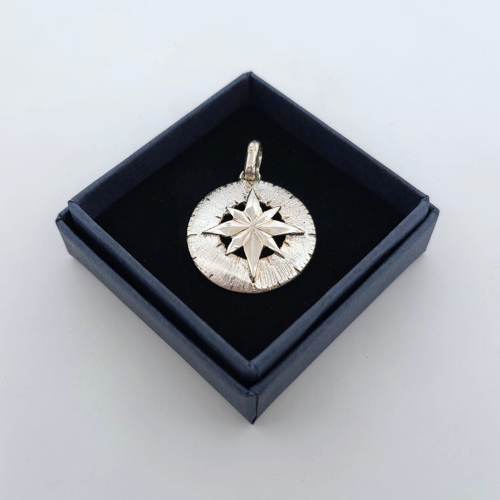 Elegant hängsmycke i äkta silver i form av en kompass – en tidlös och symbolisk present till honom eller henne för vardag, resor och speciella tillfällen.
