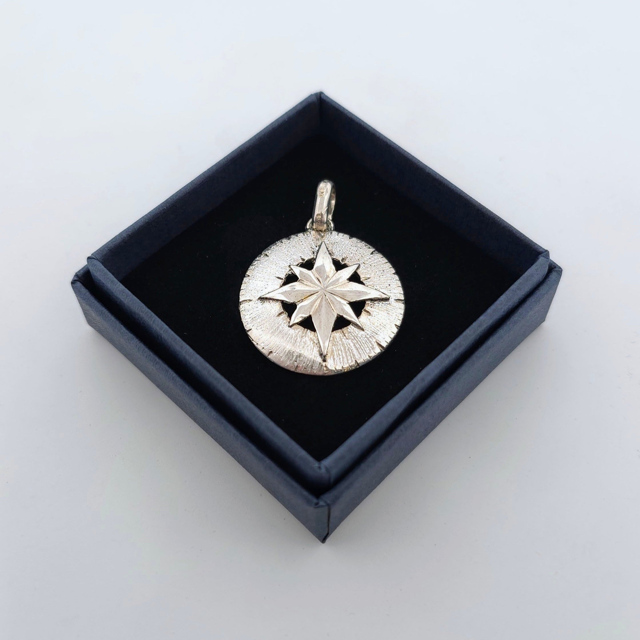 Elegant hängsmycke i äkta silver i form av en kompass – en tidlös och symbolisk present till honom eller henne för vardag, resor och speciella tillfällen.