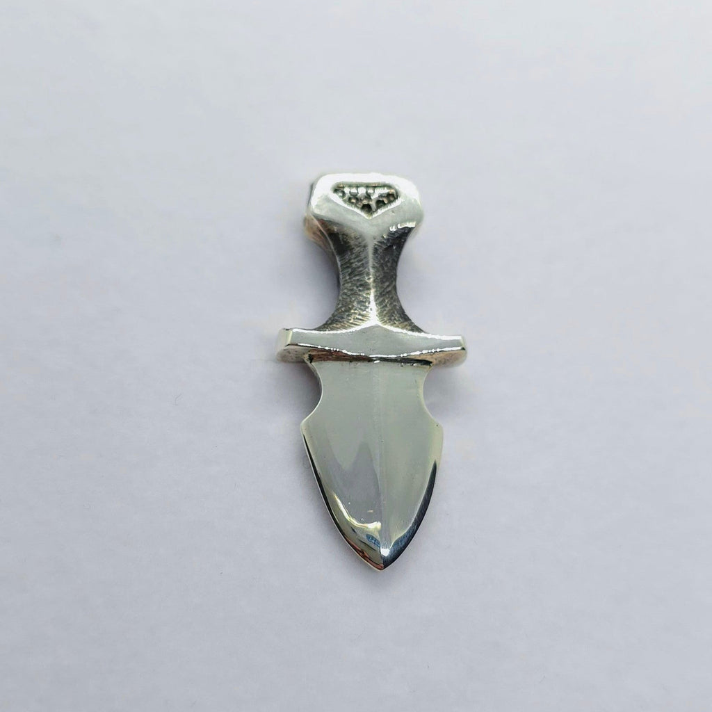 Stilfullt hängsmycke i äkta silver i form av en dolk – en tidlös och unik present för honom.