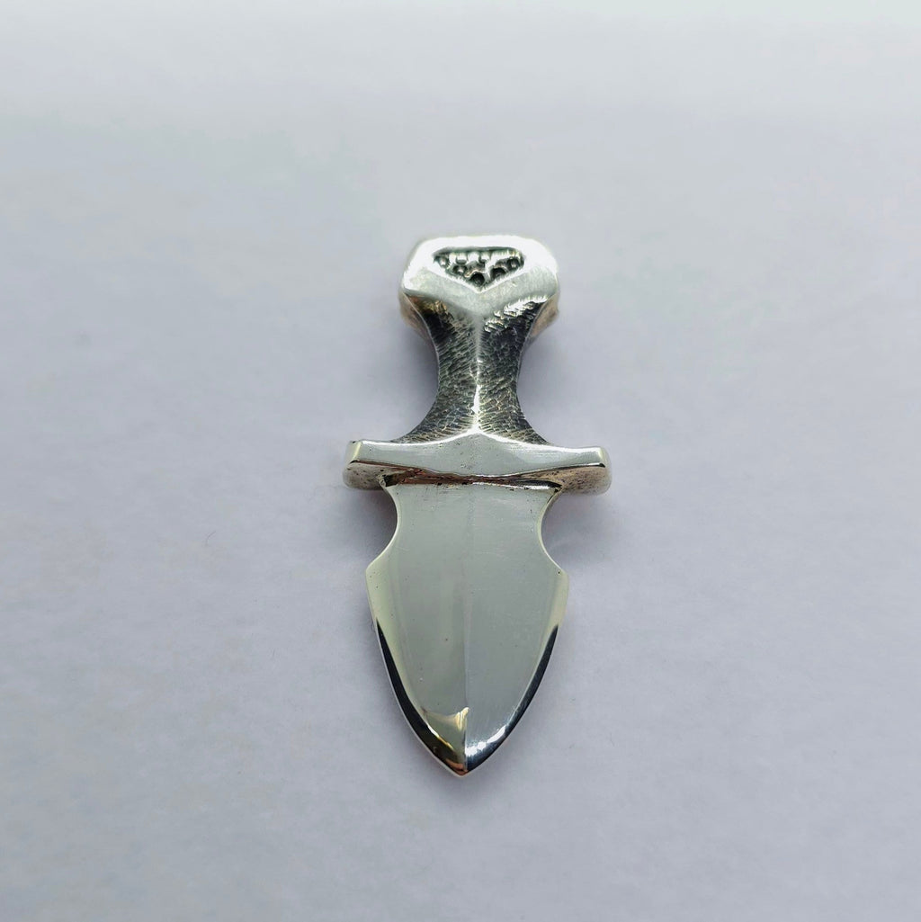 Stilfullt hängsmycke i äkta silver i form av en dolk – en tidlös och unik present för honom.