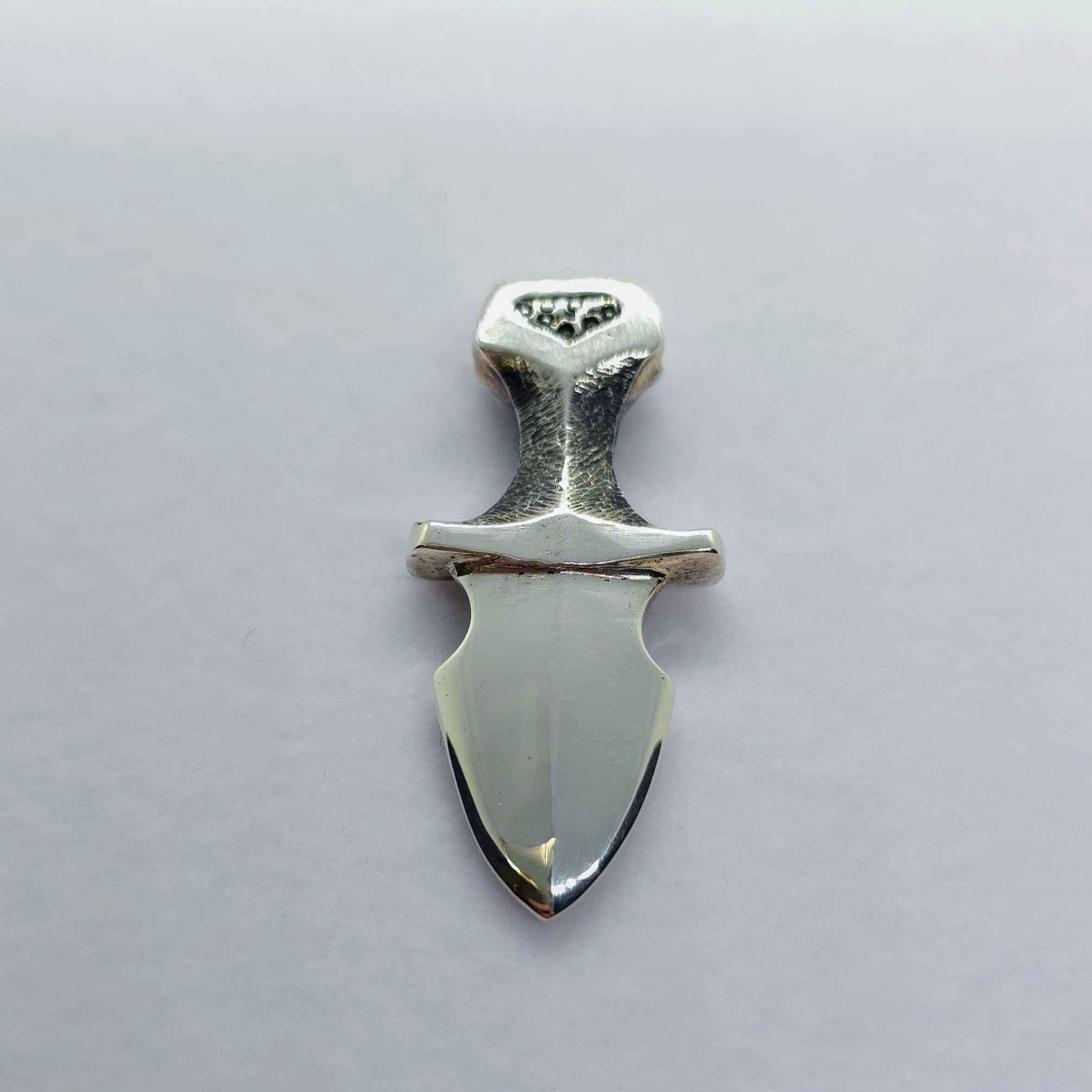 Stilfullt hängsmycke i äkta silver i form av en dolk – en tidlös och unik present för honom.