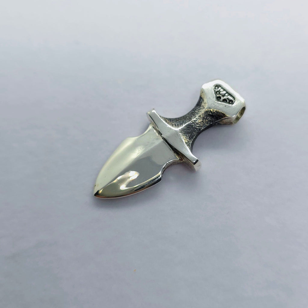 Stilfullt hängsmycke i äkta silver i form av en dolk – en tidlös och unik present för honom.