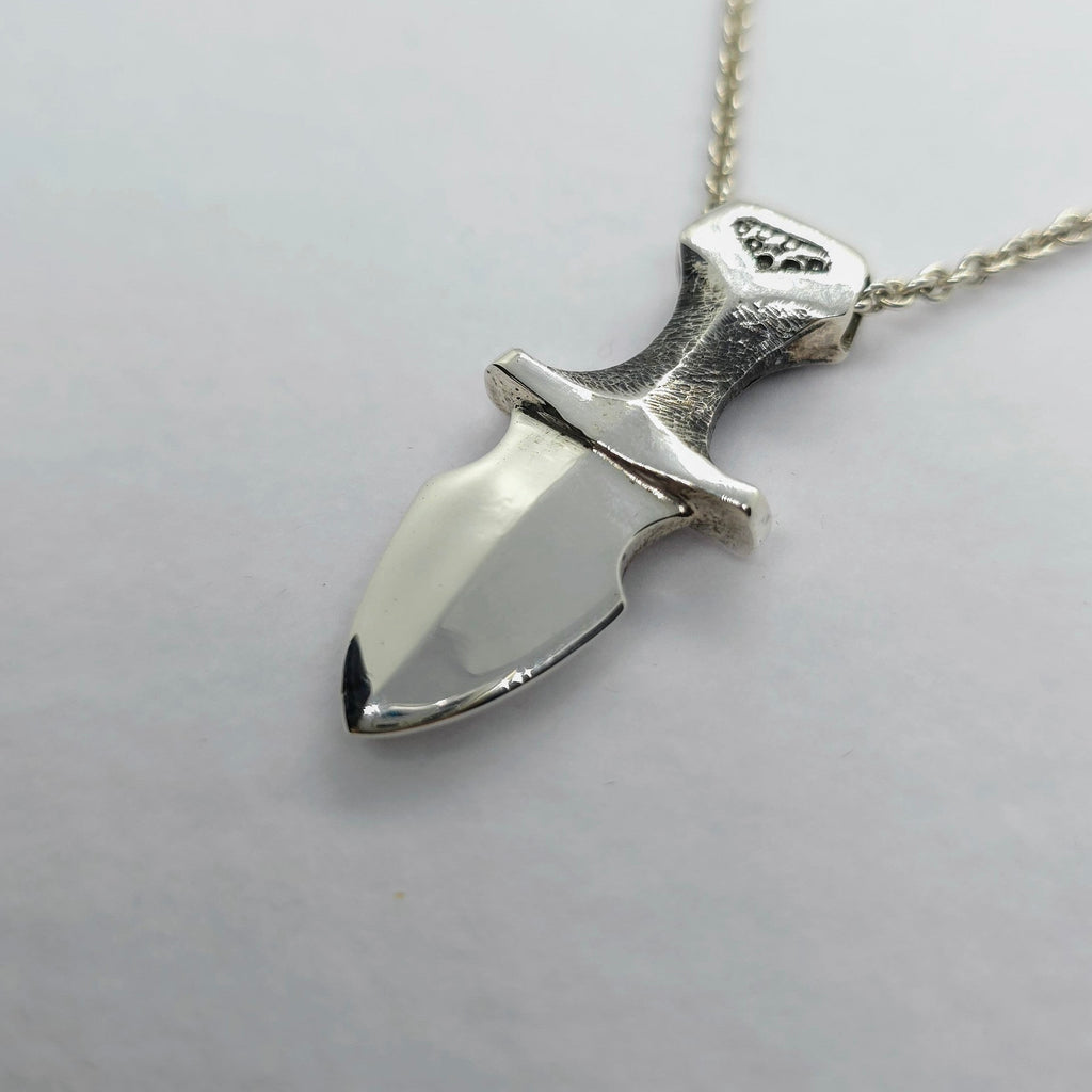 Stilfullt hängsmycke i äkta silver i form av en dolk – en tidlös och unik present för honom.