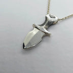 Stilfullt hängsmycke i äkta silver i form av en dolk – en tidlös och unik present för honom.