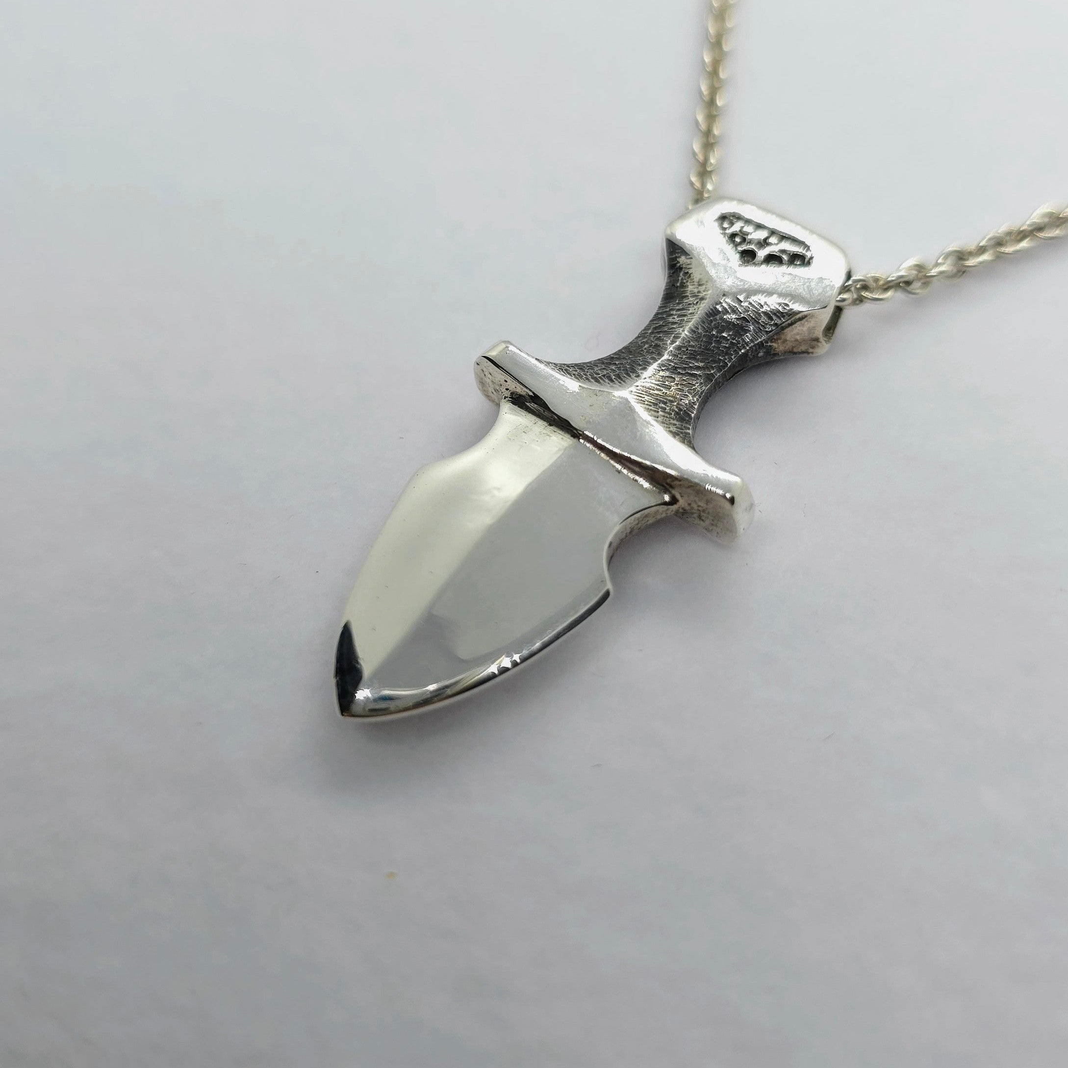 Stilfullt hängsmycke i äkta silver i form av en dolk – en tidlös och unik present för honom.