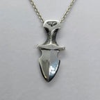 Stilfullt hängsmycke i äkta silver i form av en dolk – en tidlös och unik present för honom.