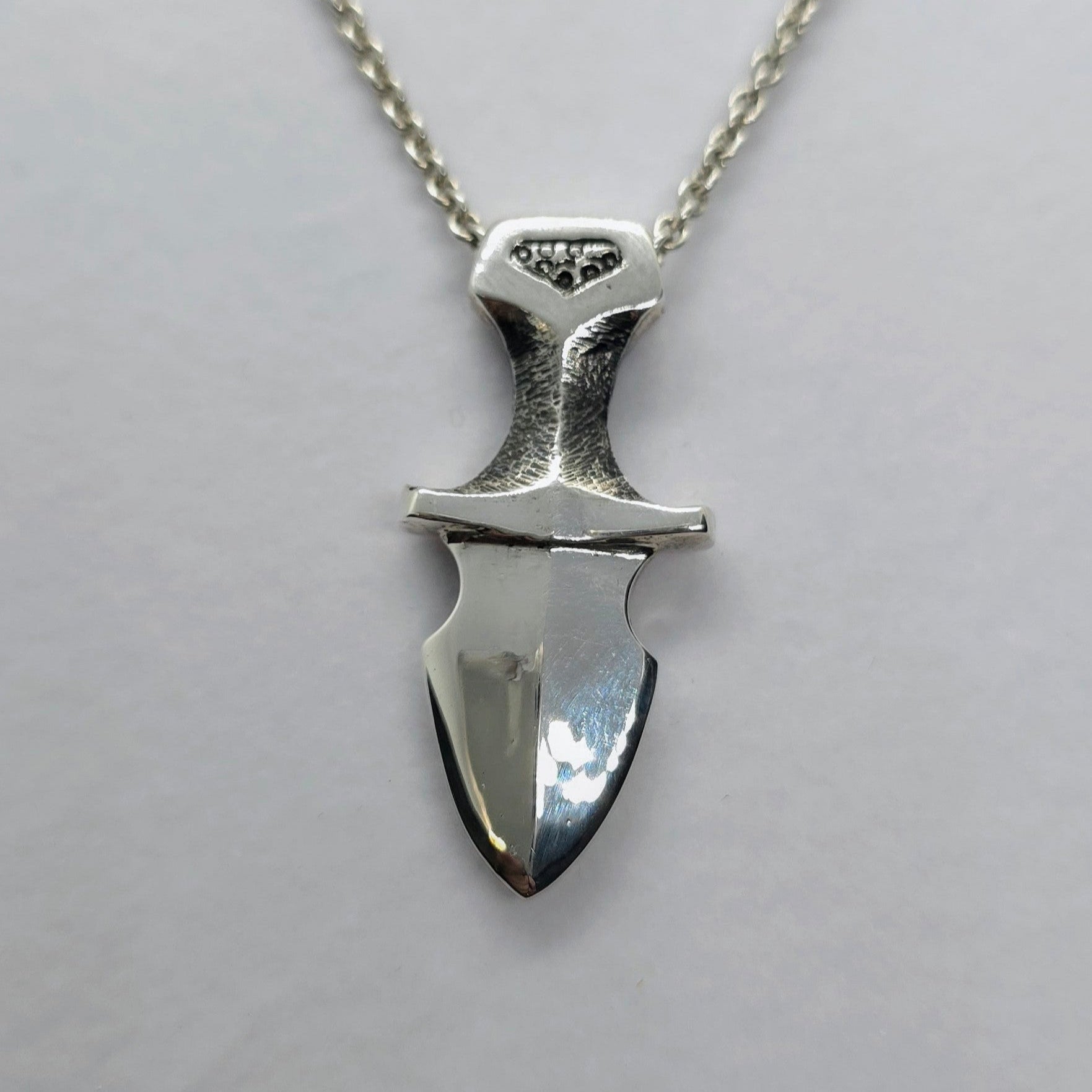 Stilfullt hängsmycke i äkta silver i form av en dolk – en tidlös och unik present för honom.