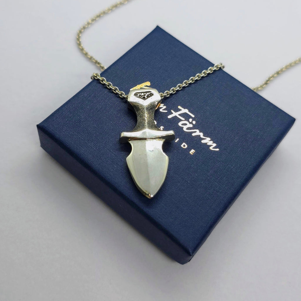 Stilfullt hängsmycke i äkta silver i form av en dolk – en tidlös och unik present för honom.