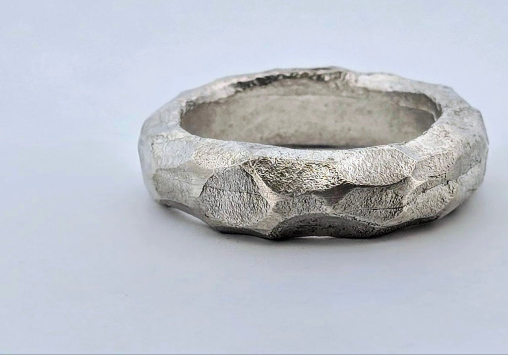 Elegant ring i äkta silver med tidlös design – perfekt smycke för honom, en stilfull present för födelsedag, årsdag eller speciella tillfällen.