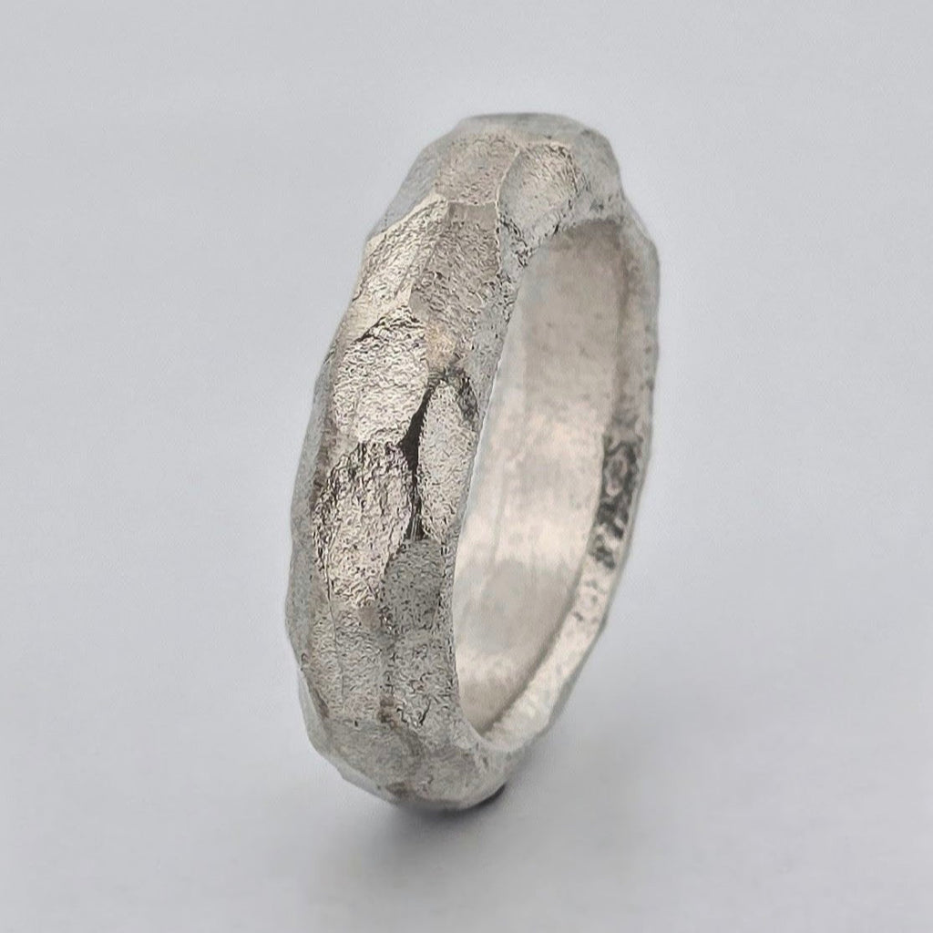 Elegant ring i äkta silver med tidlös design – perfekt smycke för honom, en stilfull present för födelsedag, årsdag eller speciella tillfällen.