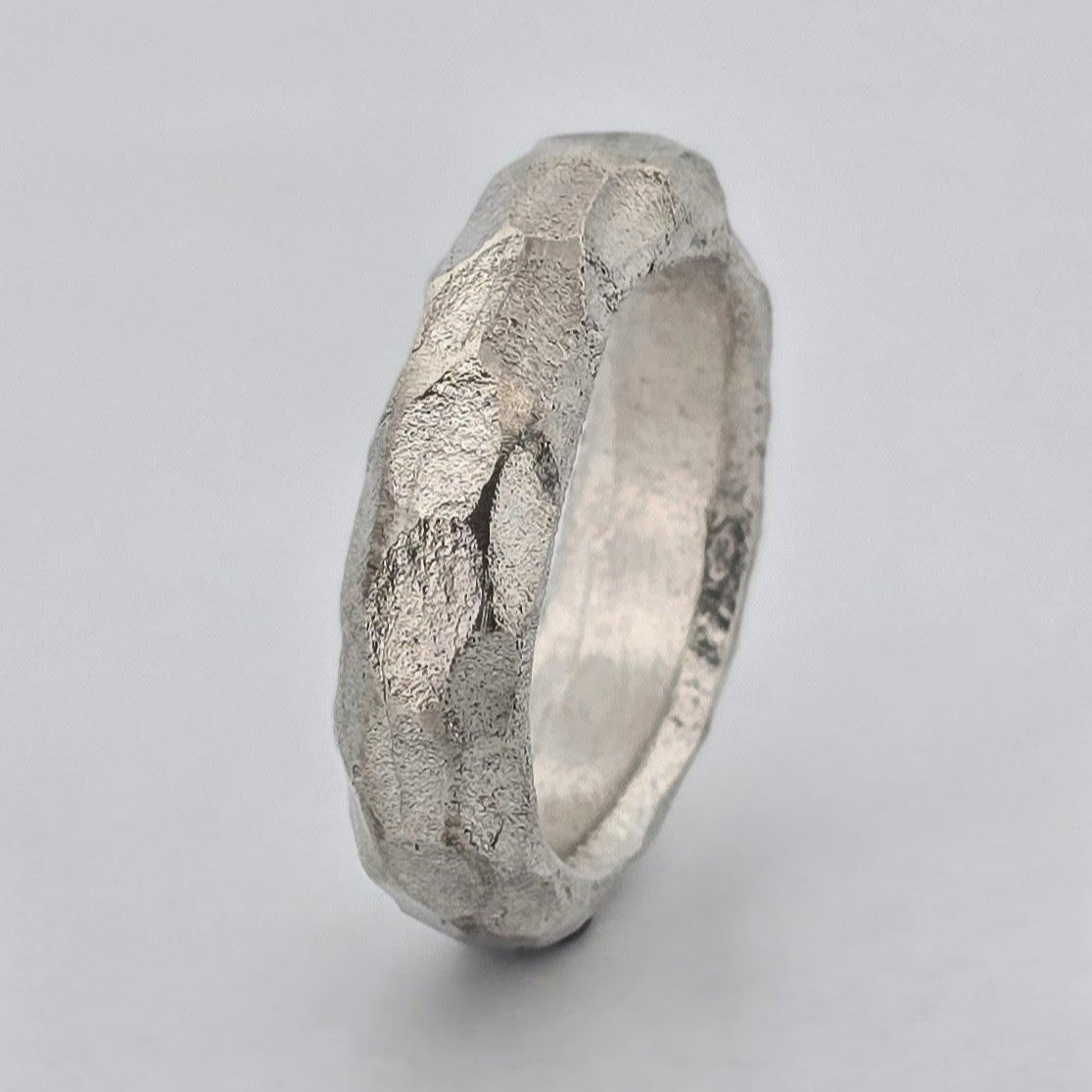 Elegant ring i äkta silver med tidlös design – perfekt smycke för honom, en stilfull present för födelsedag, årsdag eller speciella tillfällen.