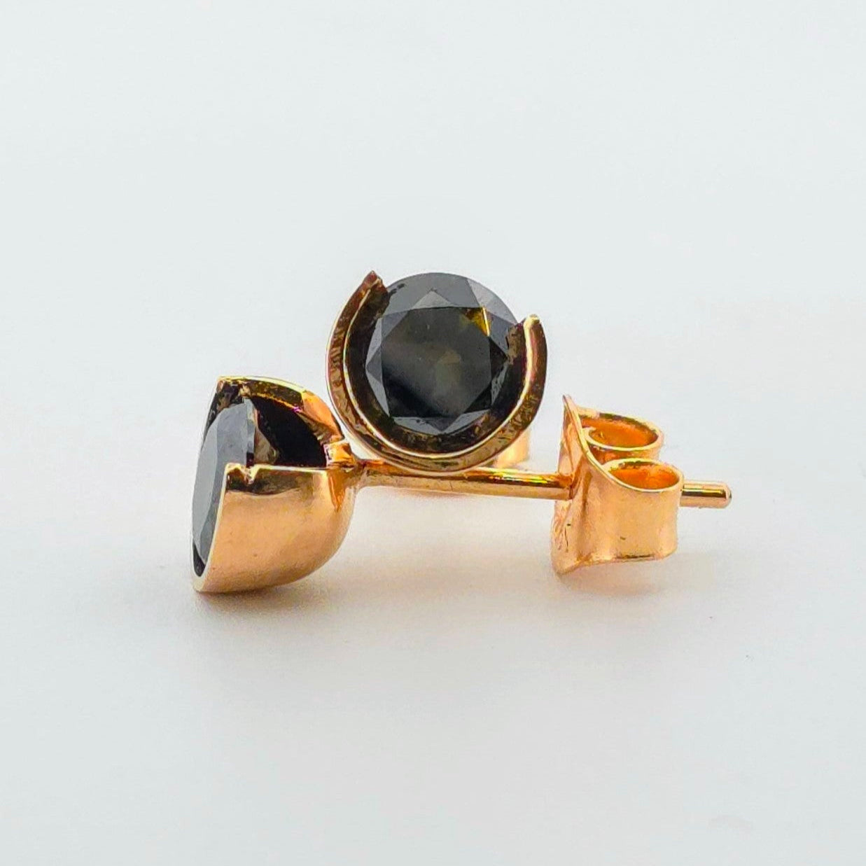 Exklusiva örhängen i 18 karat guld med mörk ädelsten – en lyxig och stilfull accessoar för både vardag och fest eller som en present till henne.