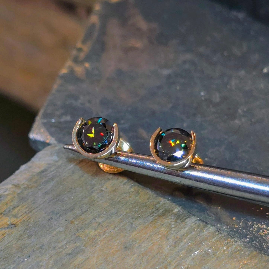 Exklusiva örhängen i 18 karat guld med mörk ädelsten – en lyxig och stilfull accessoar för både vardag och fest eller som en present till henne.