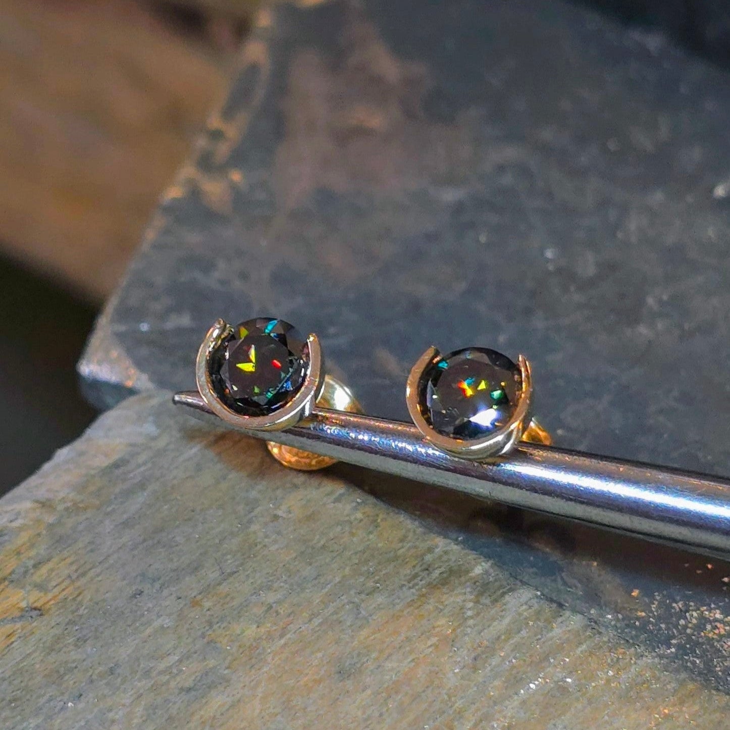 Exklusiva örhängen i 18 karat guld med mörk ädelsten – en lyxig och stilfull accessoar för både vardag och fest eller som en present till henne.