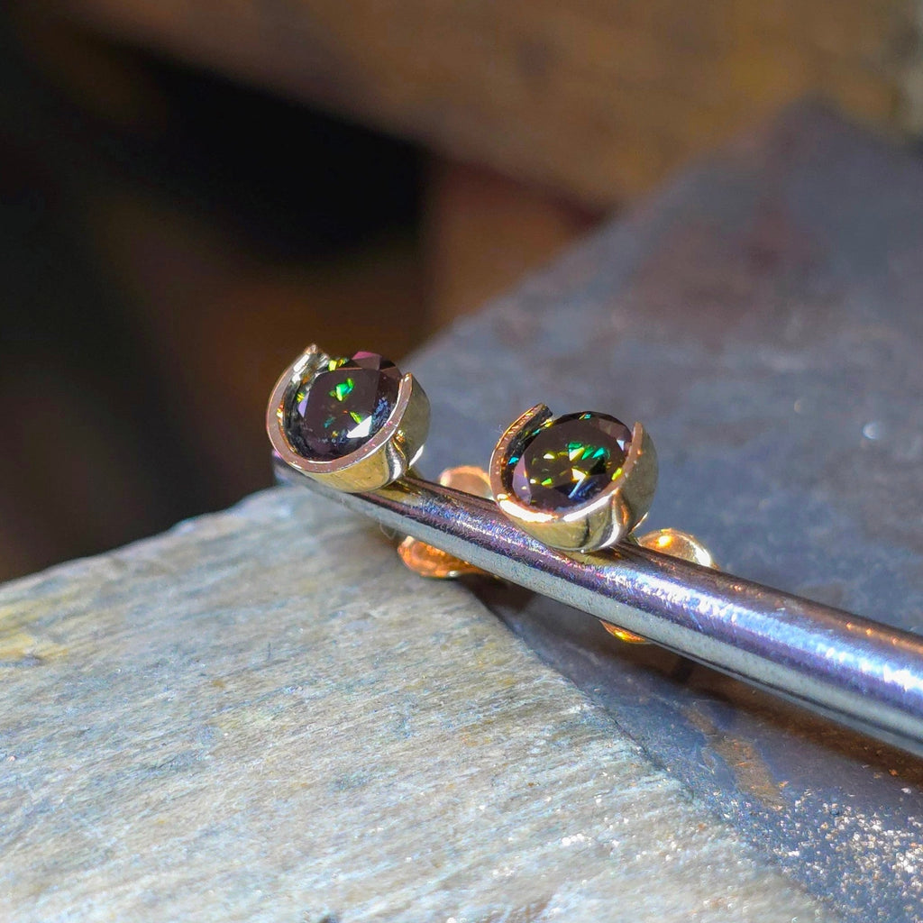 Exklusiva örhängen i 18 karat guld med mörk ädelsten – en lyxig och stilfull accessoar för både vardag och fest eller som en present till henne.