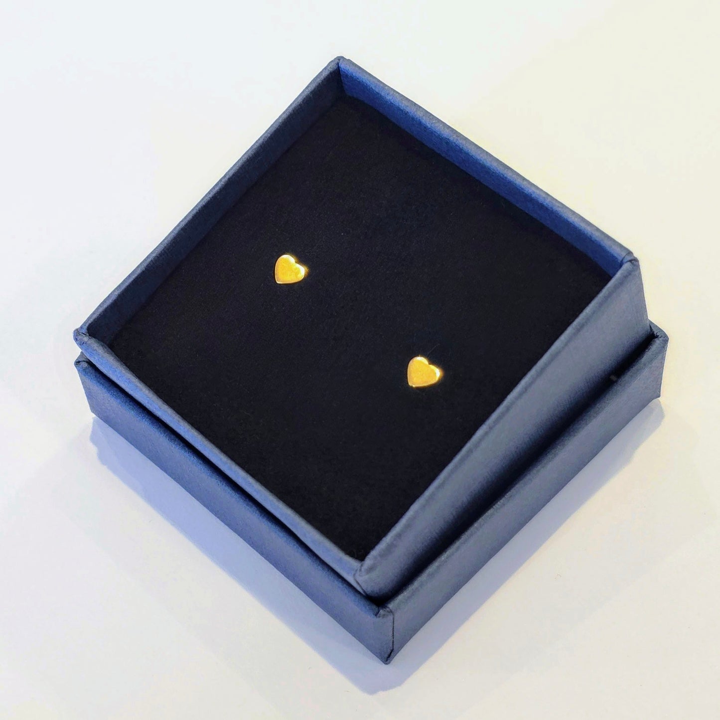 Exklusiva hjärtörhängen i 18 karat guld med elegant, polerad yta – perfekt som romantisk gåva eller lyxig accessoar.
    loading=