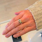 Silverring med orange och gröna moissaniter i elegant handgjord design mot neutral bakgrund.