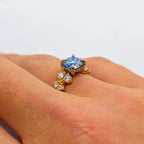 18K Rödguld Moissanite-ring med Ljusblå Centersten och Klusterfattning