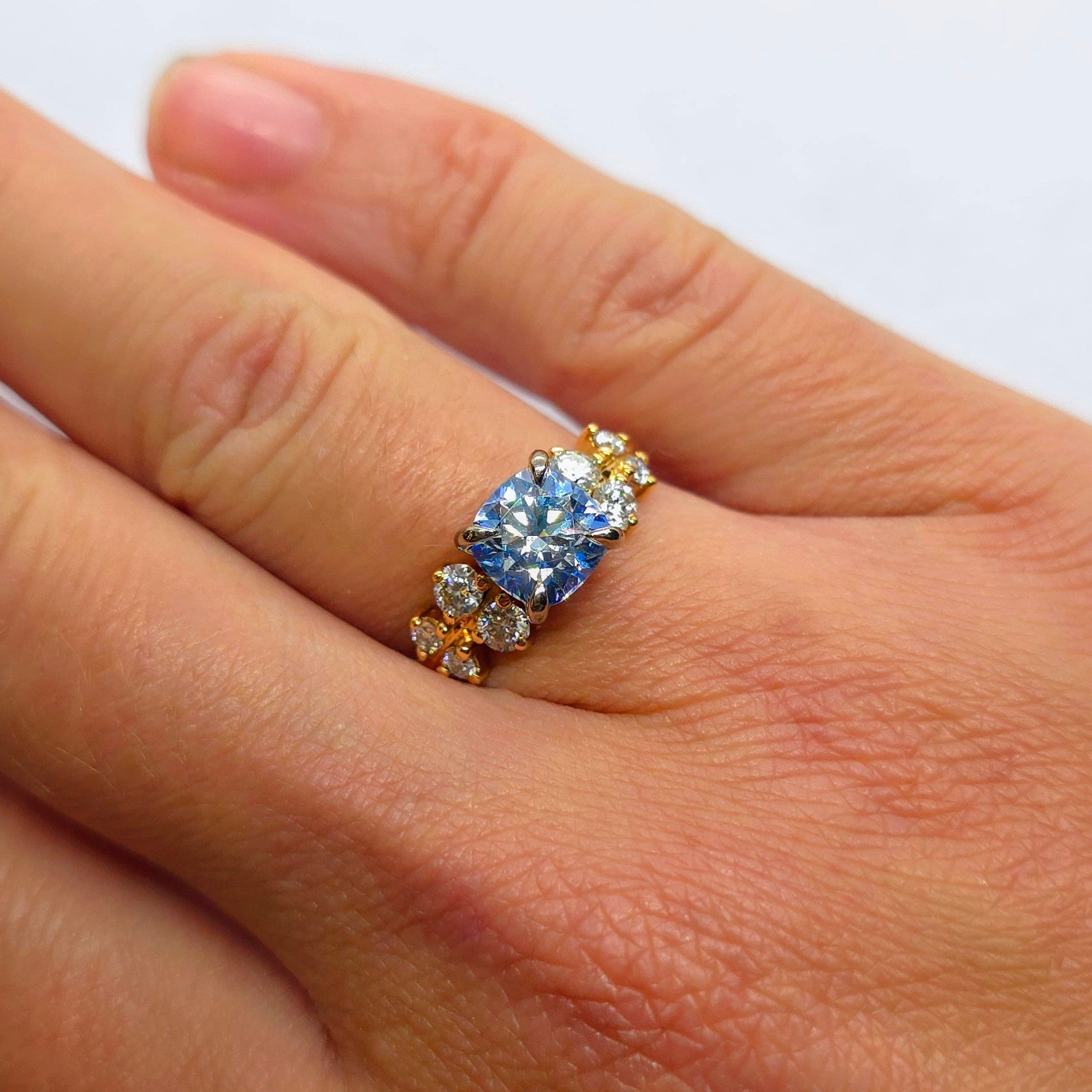 18K Rödguld Moissanite-ring med Ljusblå Centersten och Klusterfattning