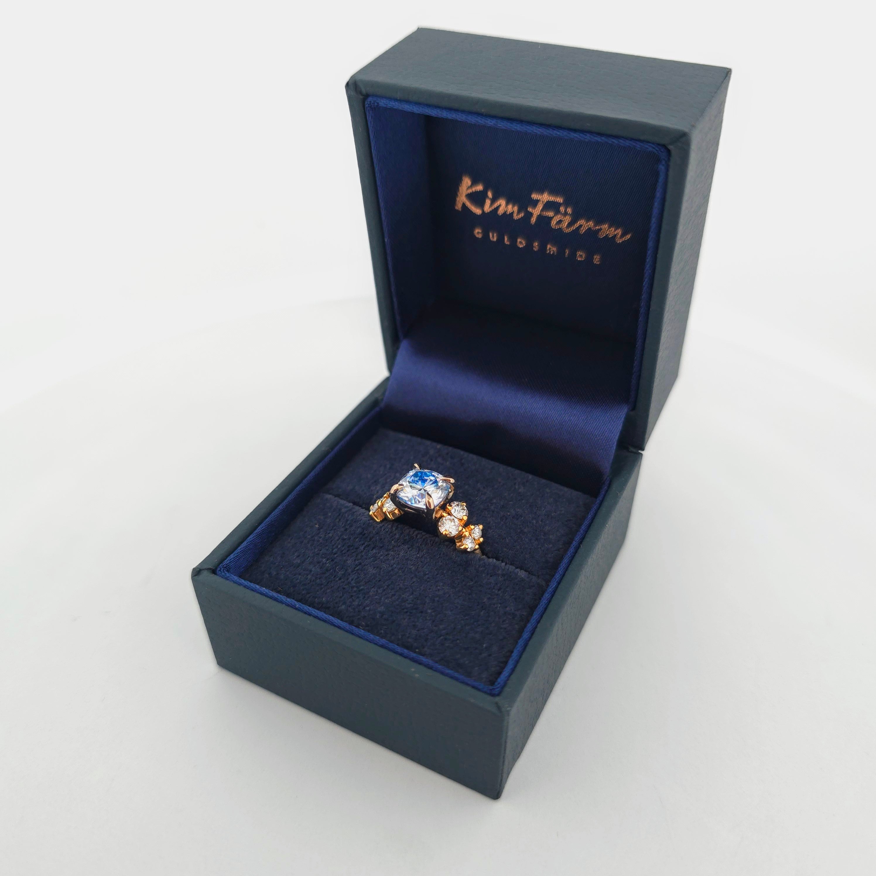 18K Rödguld Moissanite-ring med Ljusblå Centersten och Klusterfattning