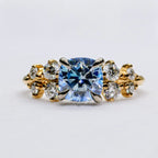 18K Rödguld Moissanite-ring med Ljusblå Centersten och Klusterfattning