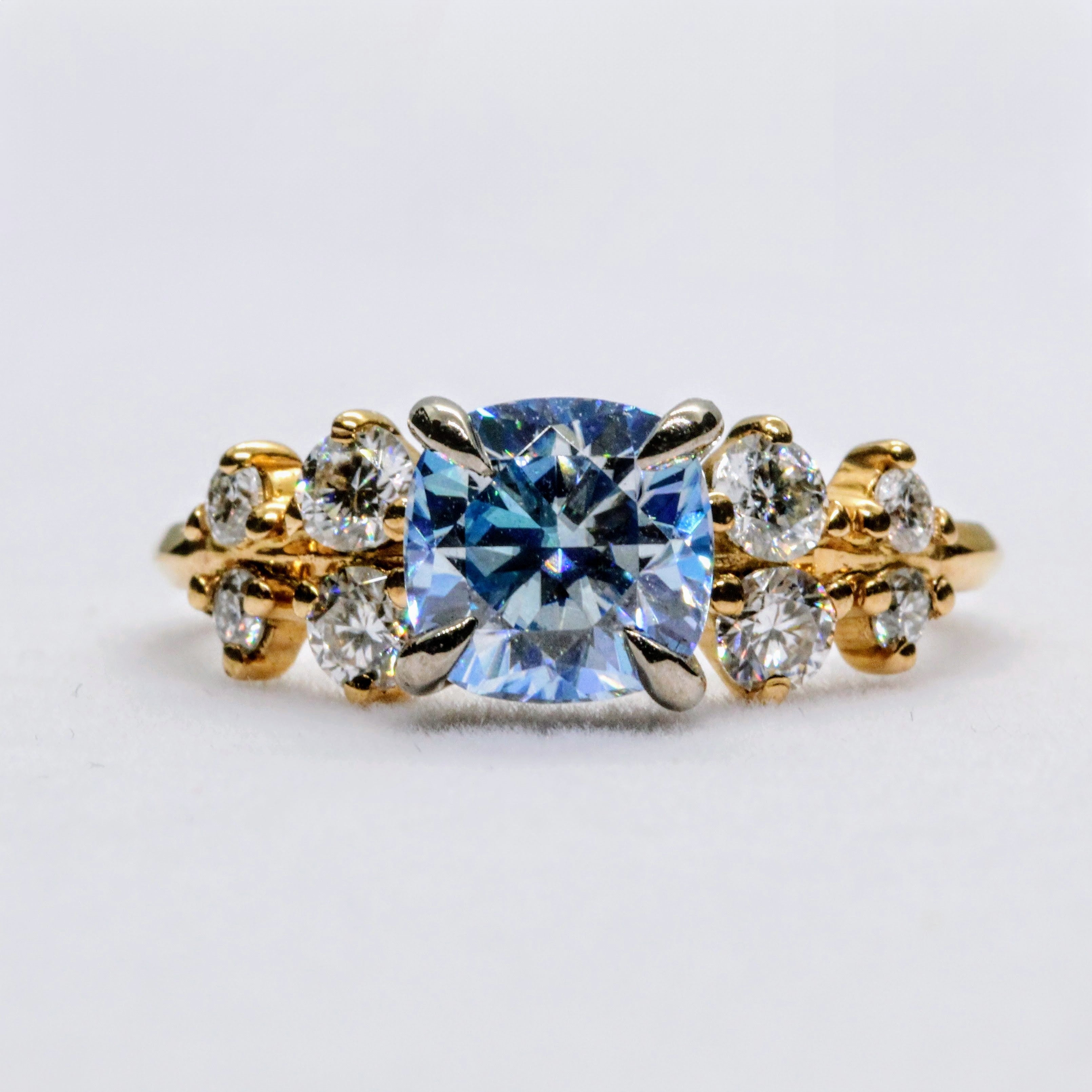 18K Rödguld Moissanite-ring med Ljusblå Centersten och Klusterfattning