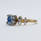 18K Rödguld Moissanite-ring med Ljusblå Centersten och Klusterfattning